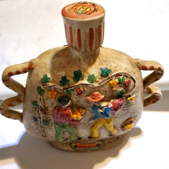 VTG Barosittini Vino Rosso wine Decanter Embossed Peddlers Chureb Gŕapes. Italy - Picture 1 of 8